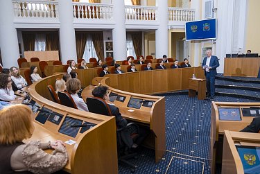 Старшеклассники заняли депутатские кресла